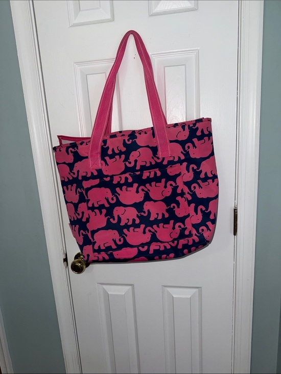 Lilly Pulitzer Handbags - Lilly Pulitzer Navy and Pink Insulated Trunk Sun pattern.